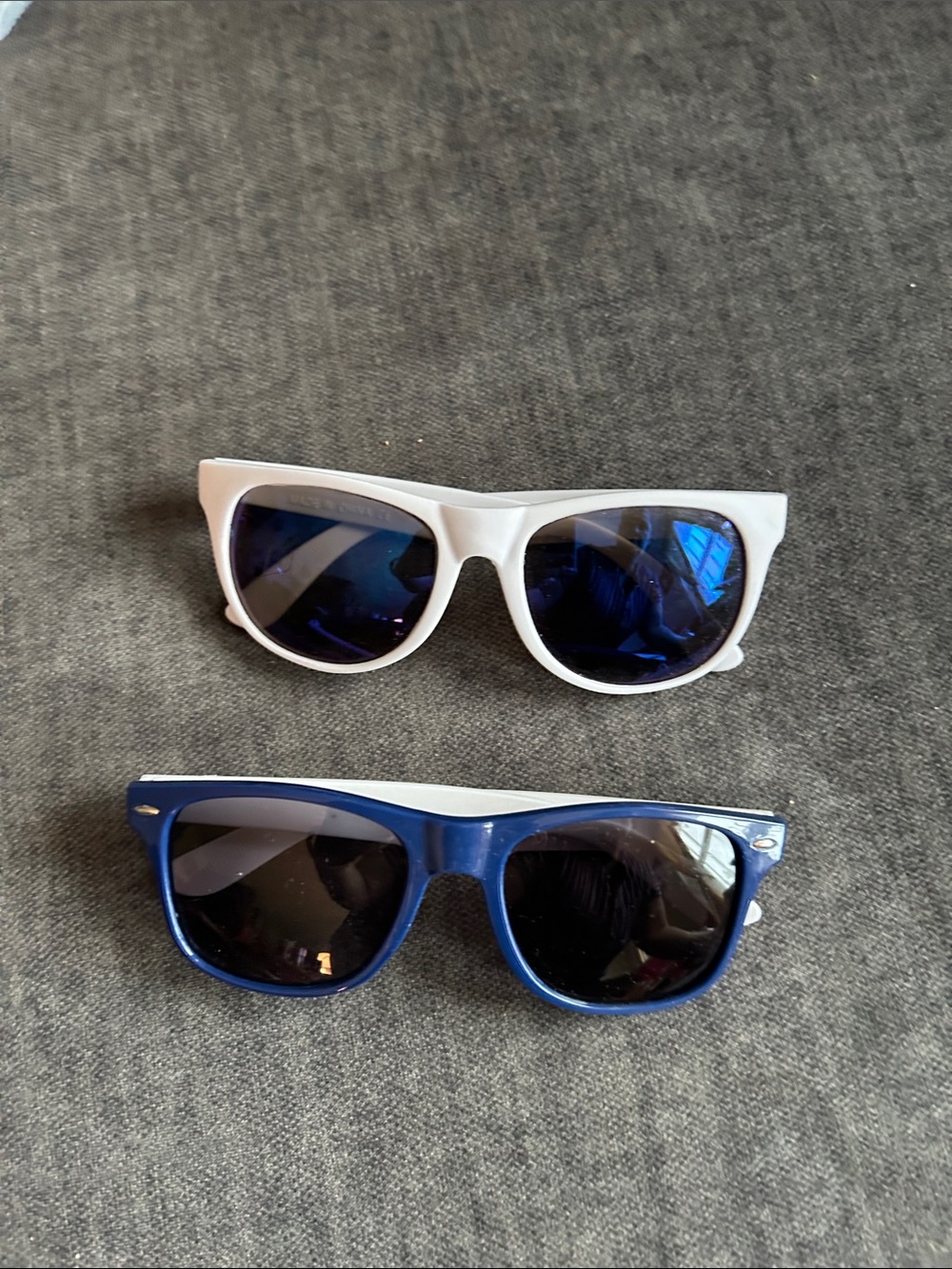 Set of 2 White and Blue Classic Sunglasses